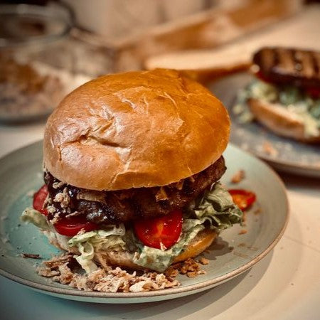 Wagyu Sauerland Burger, wagyu burger patties preis, Patty mit Bun, Salat und Käse