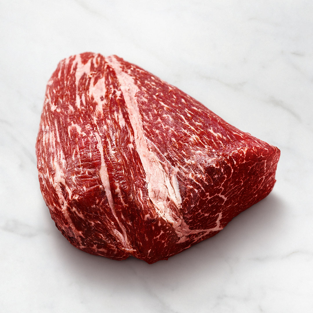 Wagyu Filetkopf auf weißem Hintergrund, Kobe-Filet, roh, marmoriert, Wagyutatar aus Filetkopf zubereitet, Rindfleisch roh serviert, Filetkopf online kaufen