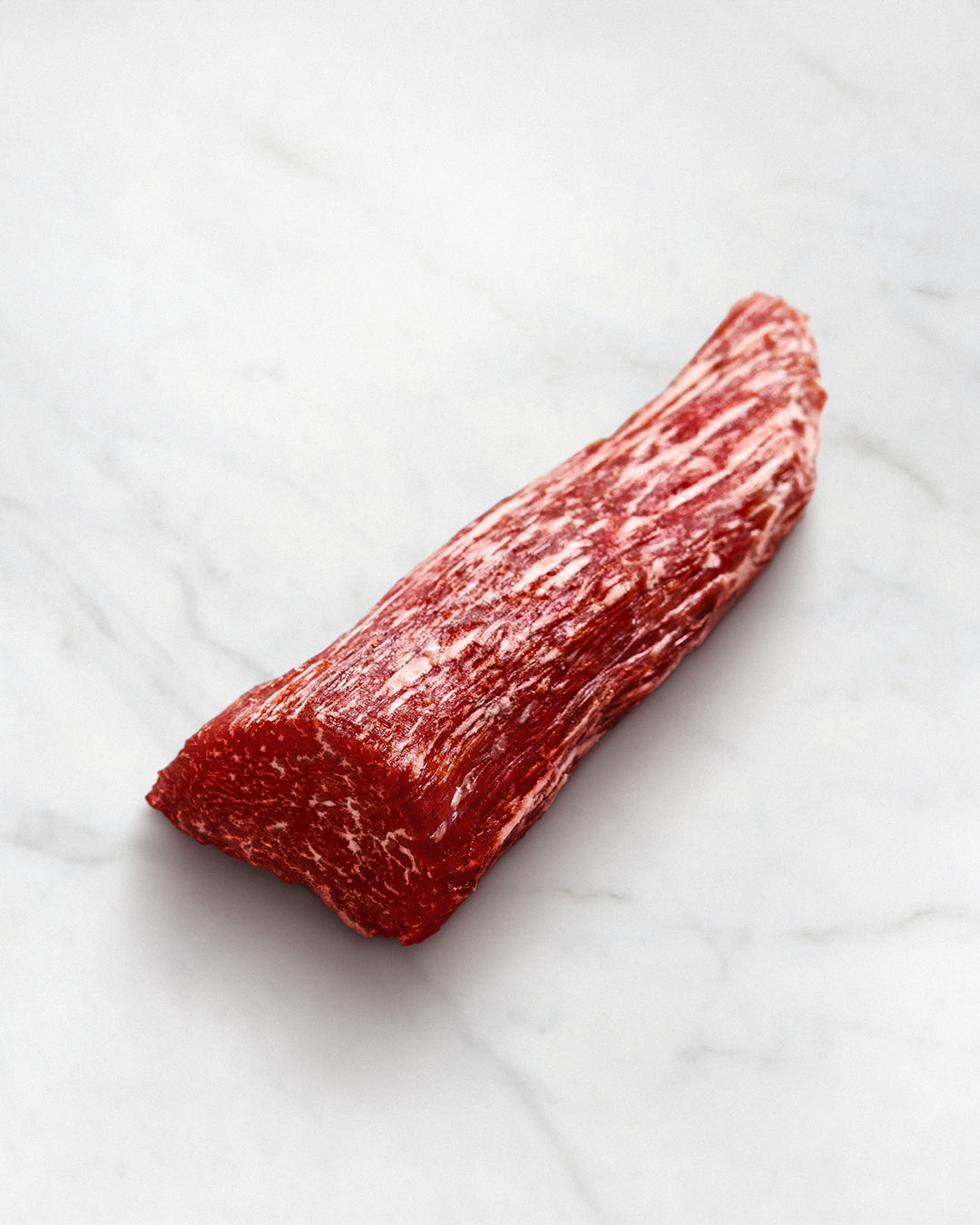 Wagyu Filetspitze auf weißem Hintergrund, Kobe-Filet, roh, marmoriert