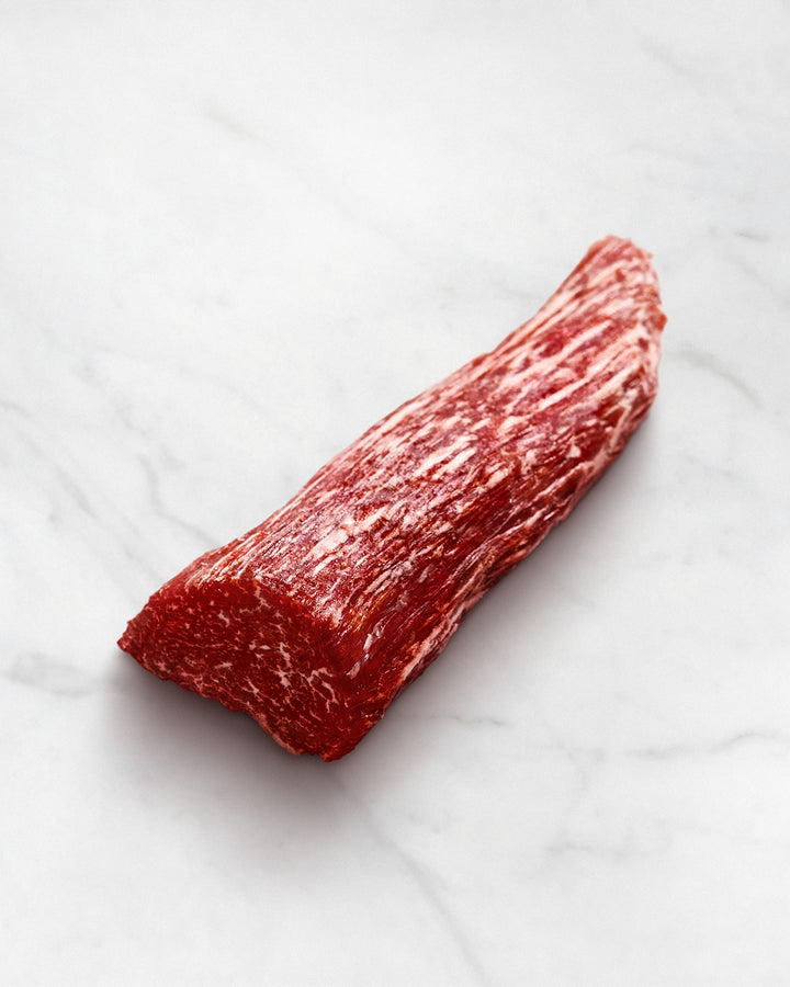 Wagyu Filetspitze auf weißem Hintergrund, Kobe-Filet, roh, marmoriert